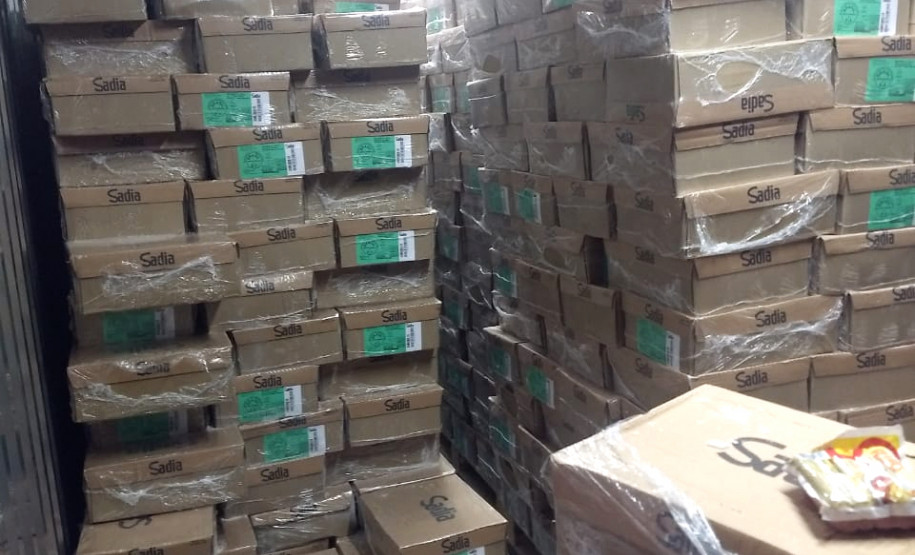 Diversas caixas empilhadas do produto recuperado