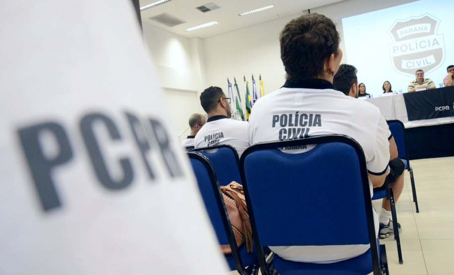 Diversos policiais civis sentados, em reunião.