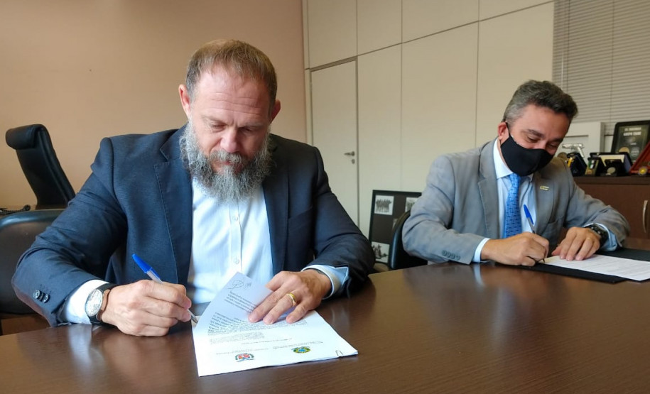 Delegado-geral e superintendente da CGU no momento da assinatura