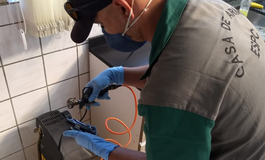 Policial civil efetuando manutenção de arma