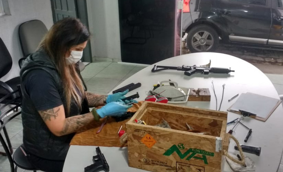 Policial civil efetuando manutenção de armas