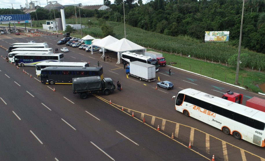 Imagem aérea de rodovia, mostrando vários ônibus e estandes