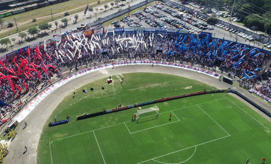 Imagem aérea de partida de futebol em estádio