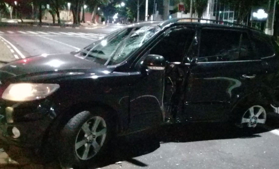 Veículo avariado e atravessado na rua