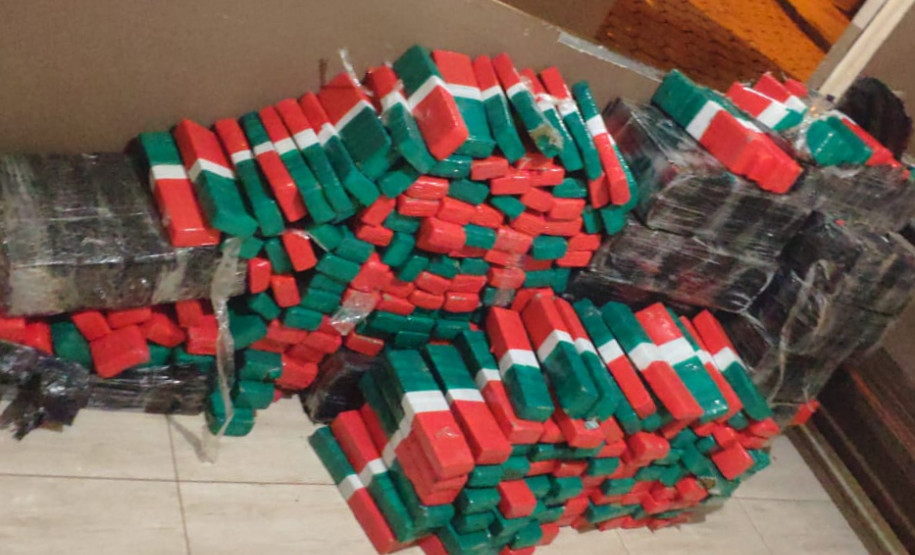 Centenas de tabletes de droga agrupadas no chão