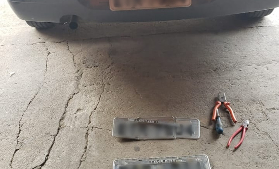 Veículo furtado, duas placas e ferramentas no chão