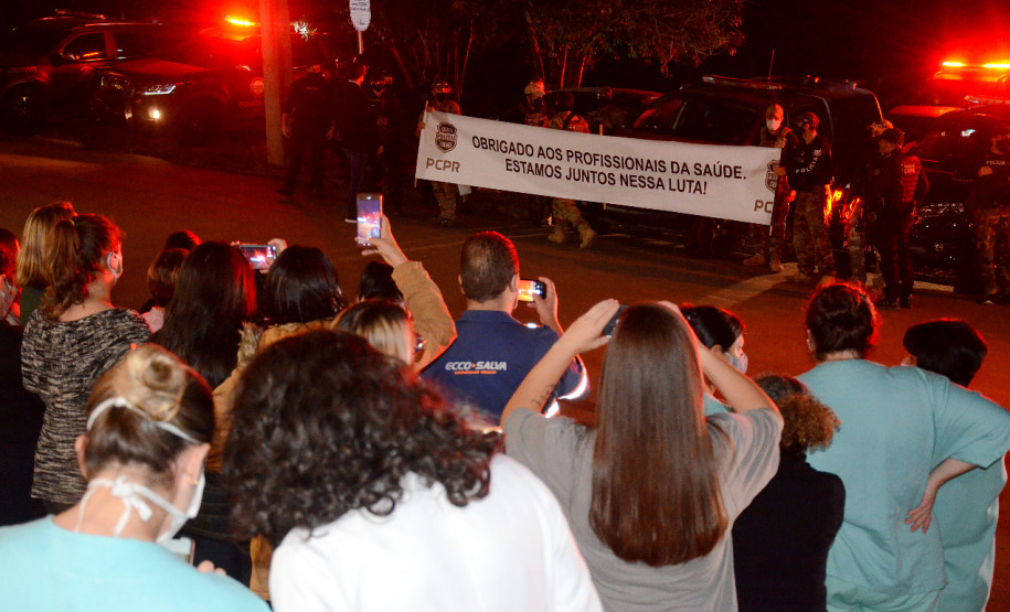 Profissionais da saúde recebendo homenagem da PCPR