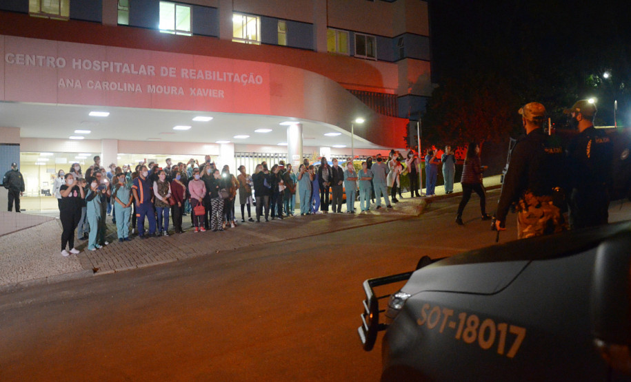 Profissionais da saúde em frente ao hospital, aguardando início da homenagem