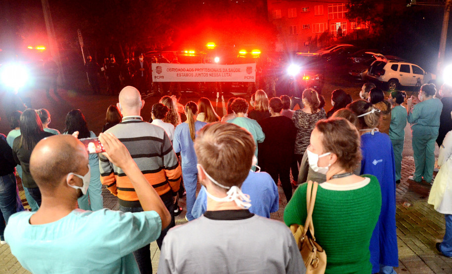 Profissionais da saúde recebendo homenagem da PCPR