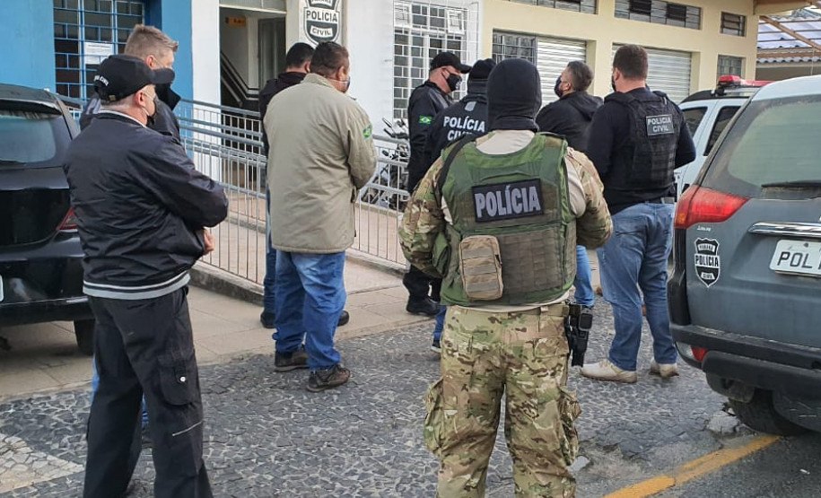 Vários policiais civis em frente à delegacia