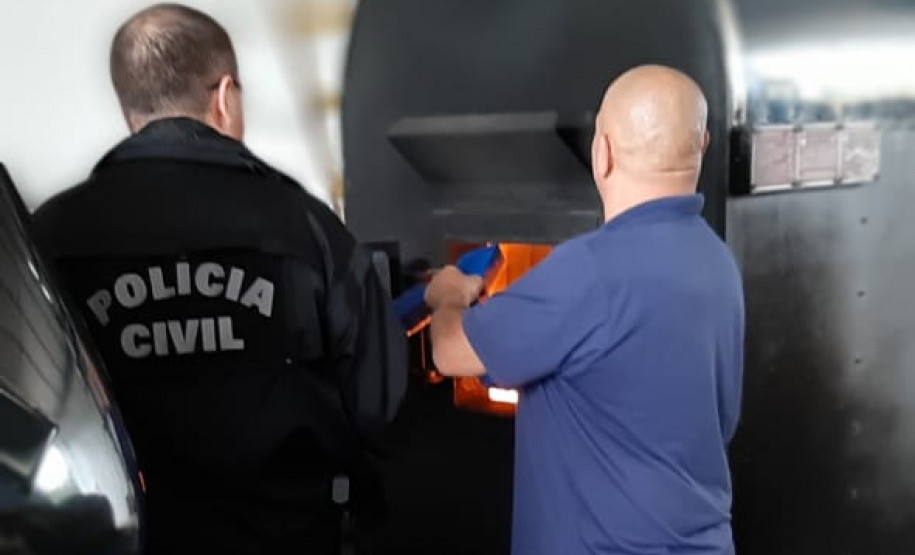 Tabletes de droga sendo jogadas no incinerador