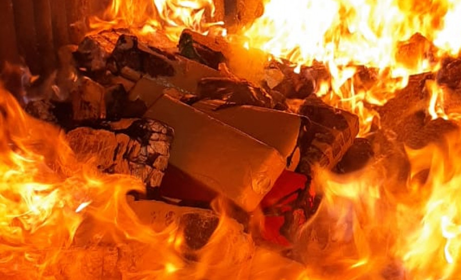 Tabletes de droga queimando no incinerador