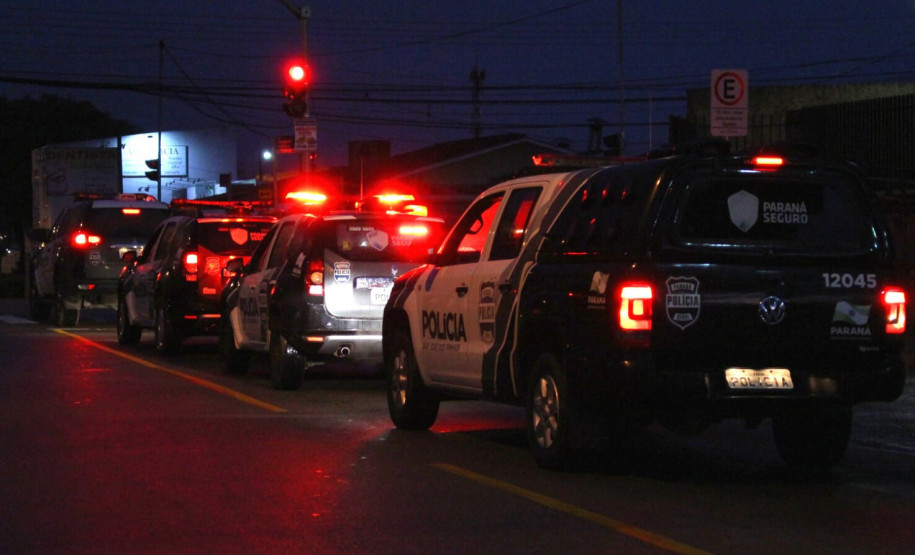 Diversas viaturas enfileiradas na rua, em movimento para cumprir operação