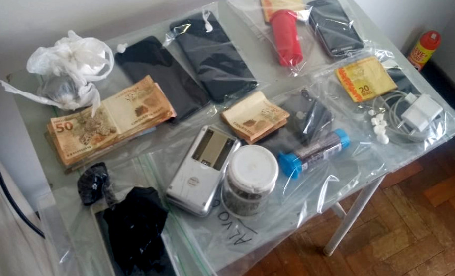 Diversos materiais apreendidos, sobre uma mesa