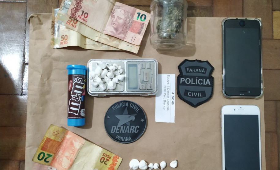 Diversos materiais apreendidos, sobre uma mesa