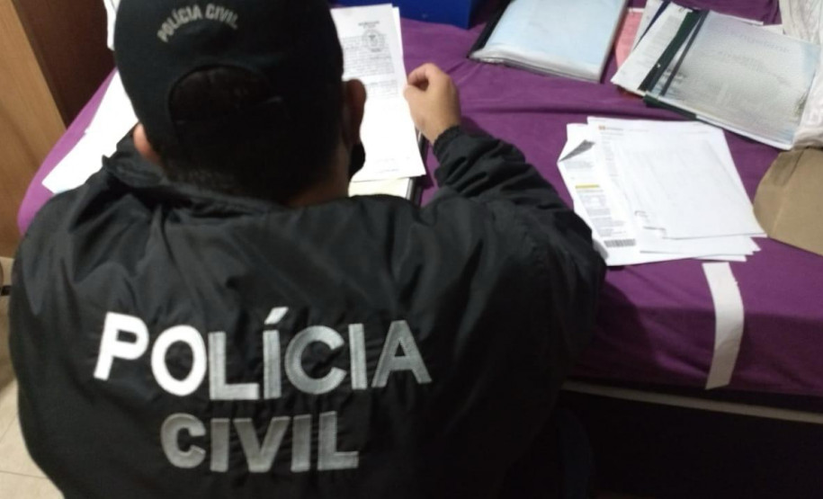 Policial civil cumprindo mandado