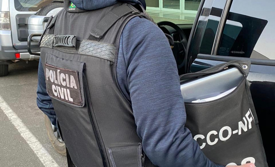 Policial civil cumprindo mandado