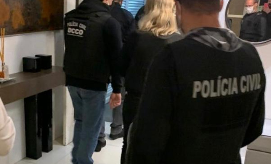 Policiais civis cumprindo mandados