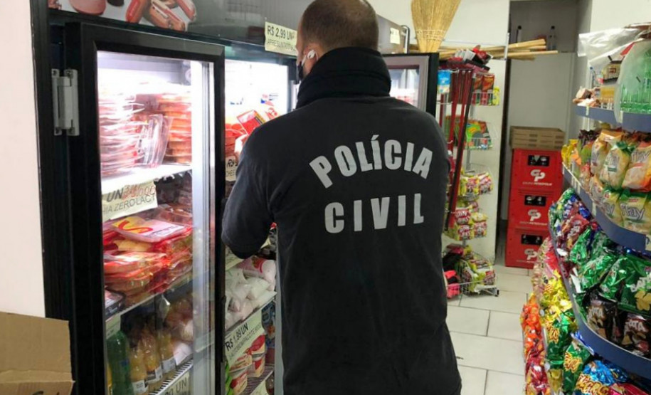 Policial civil verificando validade de produtos