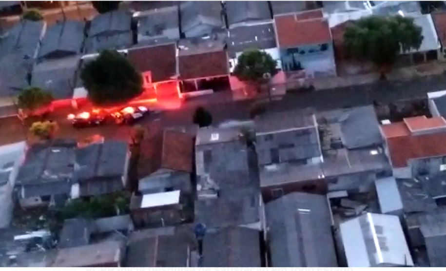Cena aérea da mostrando casas e viaturas da polícia civil na rua