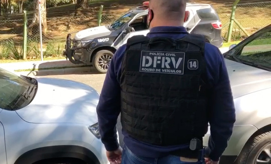 Policial da polícia civil observa veículo furtado