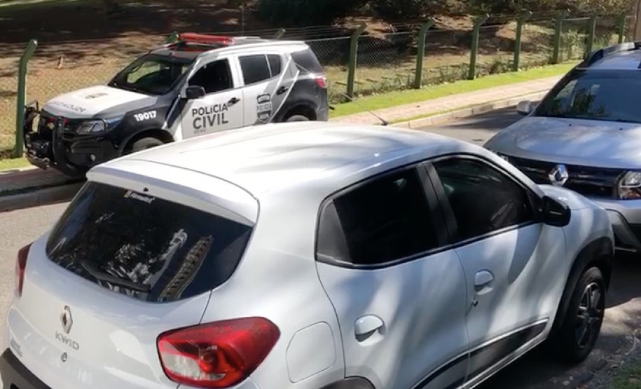 Veículo furtado, proximo a viatura da polícia civil