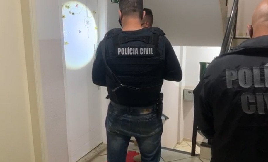Policiais civis cumprindo mandados de busca e apreensão para apurar fraude de R$ 60 milhões