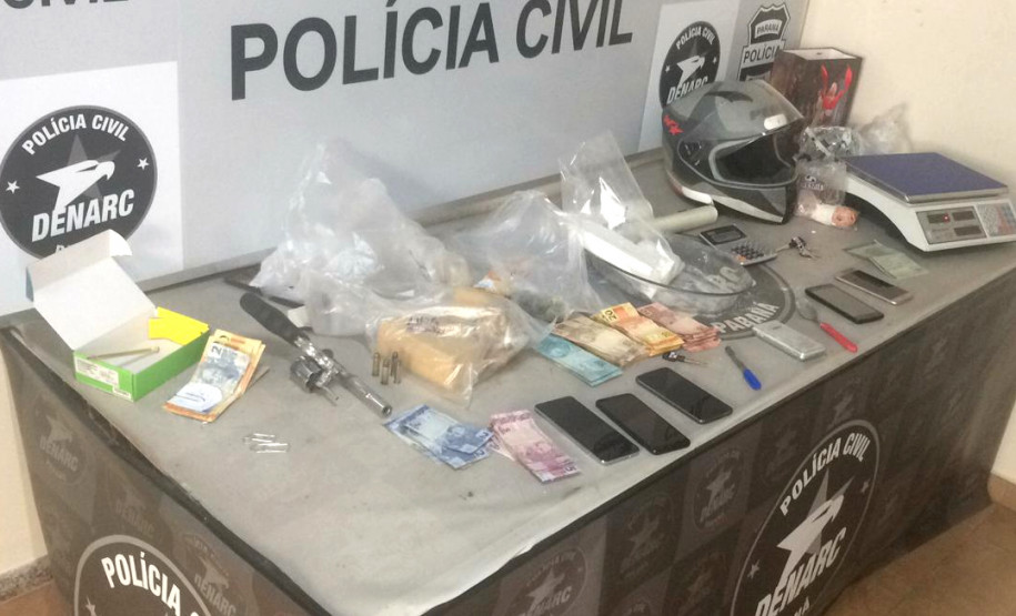 Materias apreendidos, sobre uma mesa