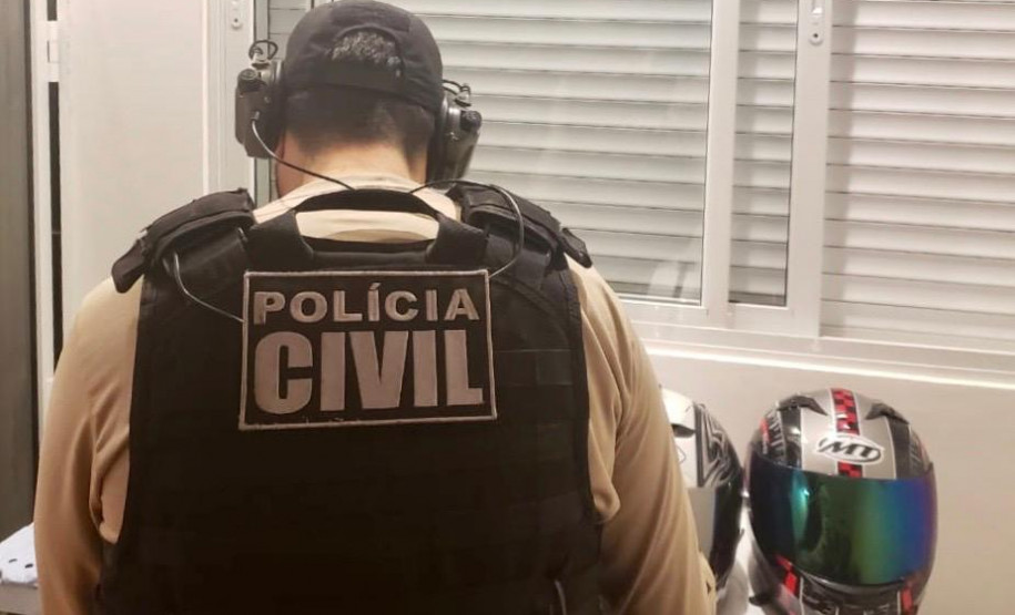 Policial civil cumprindo mandados