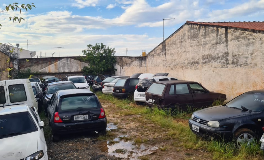 Veículos no terreno da PCPR