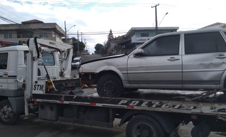 Caminhão da PCPR retiando o veículo