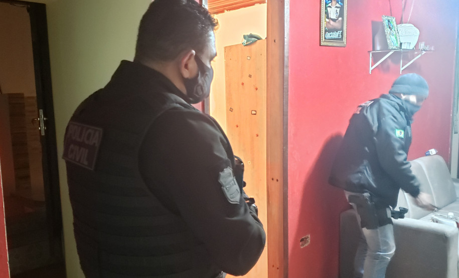 Policiais civis cumprindo mandado