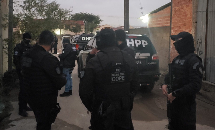 Policiais civis cumprindo mandado