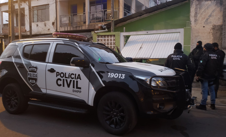 Policiais civis cumprido mandados