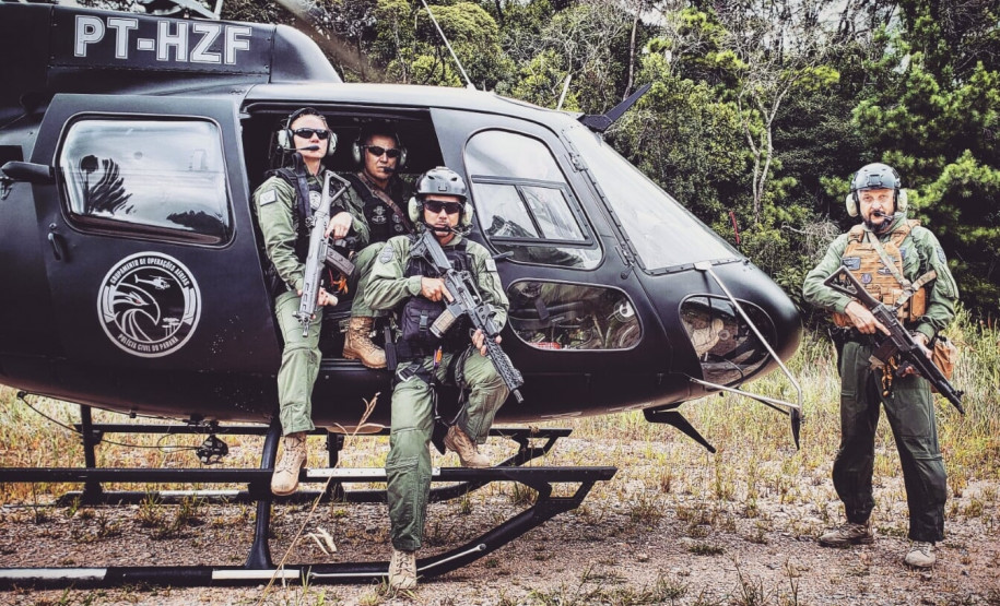 Policiais do GOA junta a helicóptero