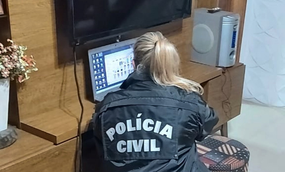 Policial civil analisa notebook na residência