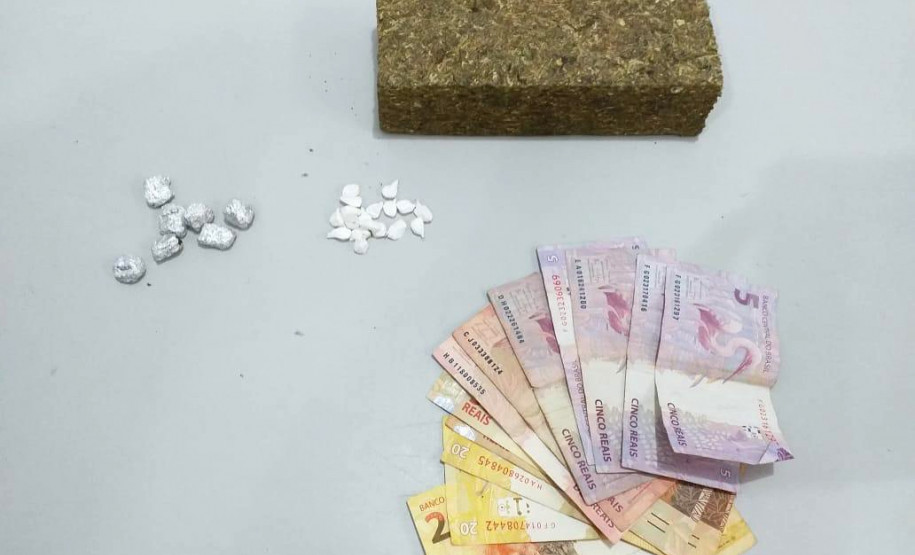 Droga e cédulas de dinheiro sobre uma mesa