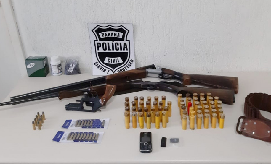 Arma e munições sobre uma mesa