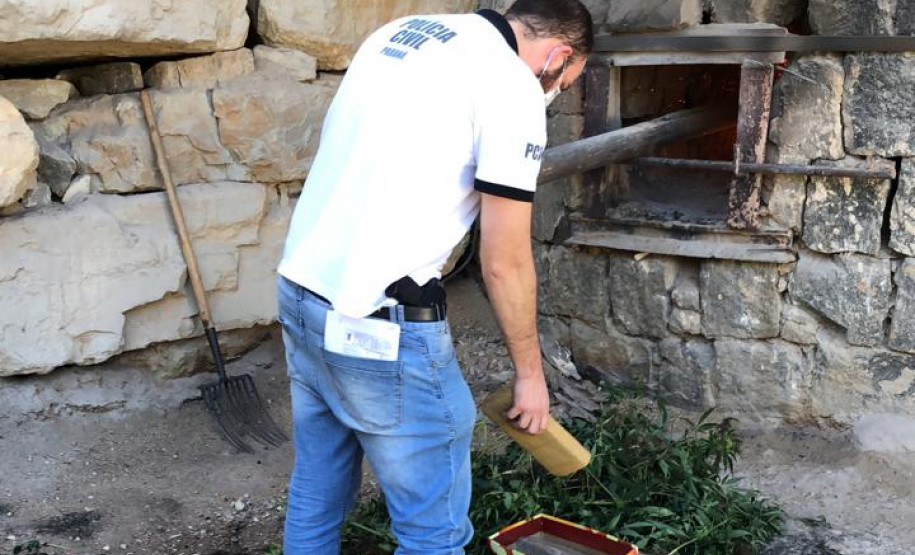 Policial civil colocando as drogas no incinerador