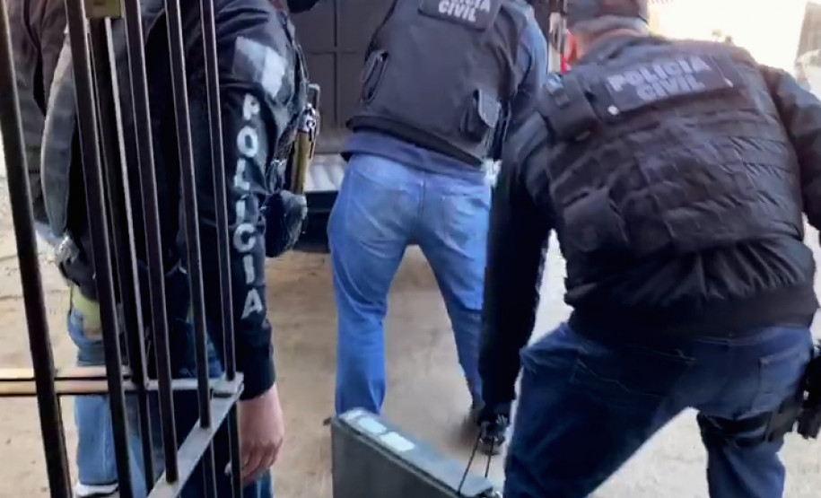 Policiais civis recolhendo baterias furtadas