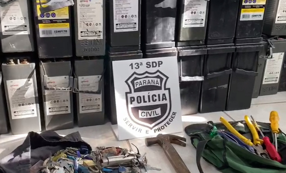 Dezenas de baterias furtadas, chaves e ferramentas