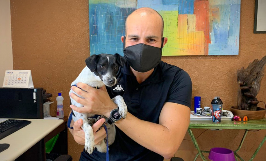 Policial civil segura no colo o cão adotado