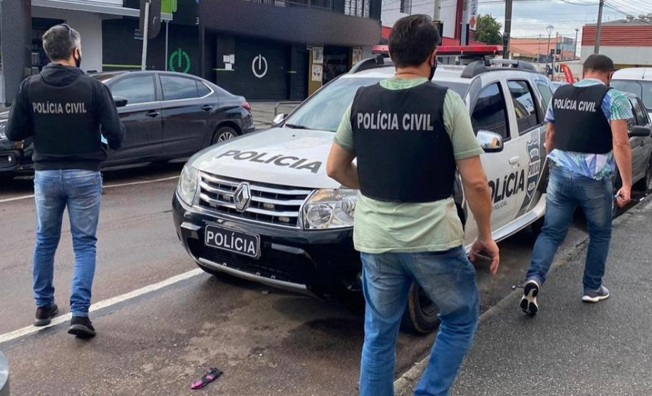 Policiais civis cumprindo o mandado