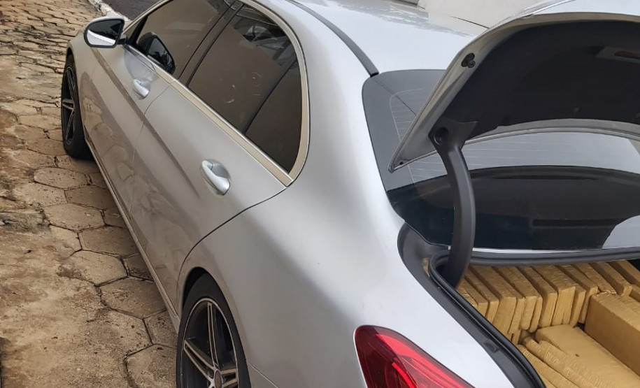 Veículo com a droga apreendida