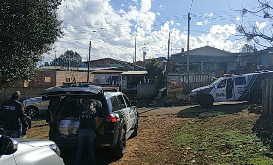 Policial civil retirando alimento de viatura