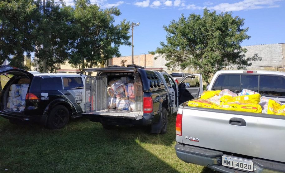 Viaturas da polícia civil com os alimentos