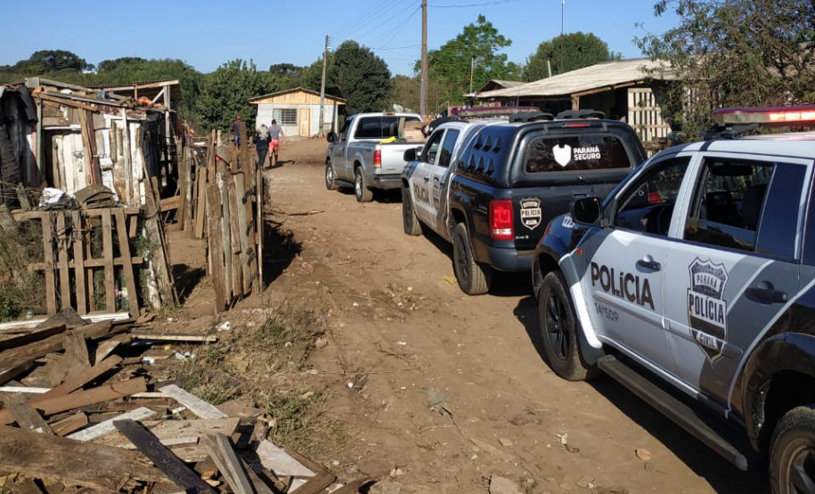 Viaturas da polícia civil chegando no local para distribuição
