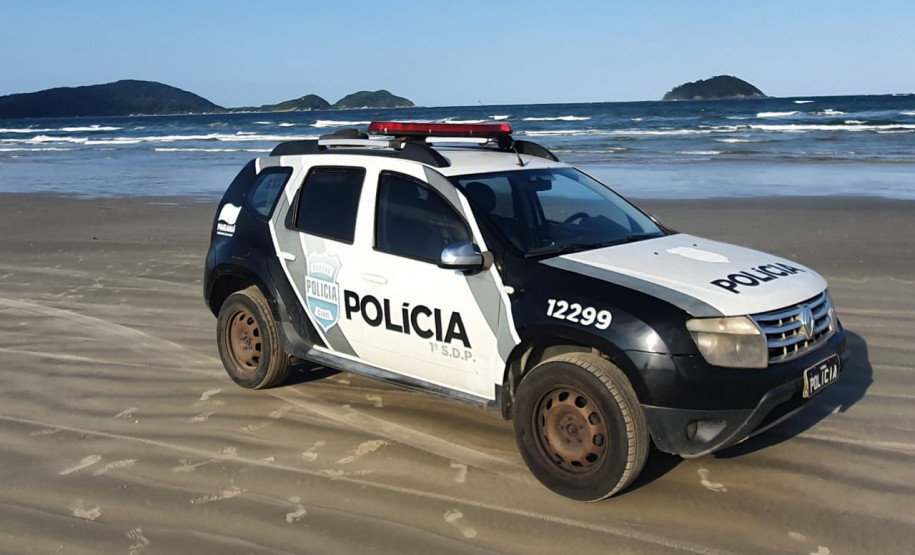 Viatura da polícia civil à beira-mar