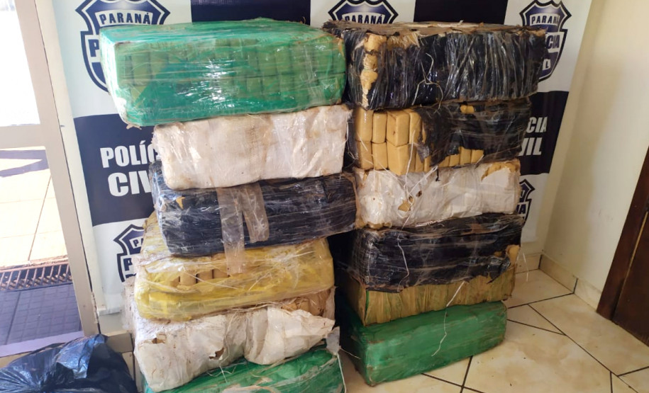 Vários pacotes de droga empilhados