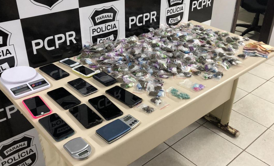 Droga e produtos apreendidos, sobre uma mesa